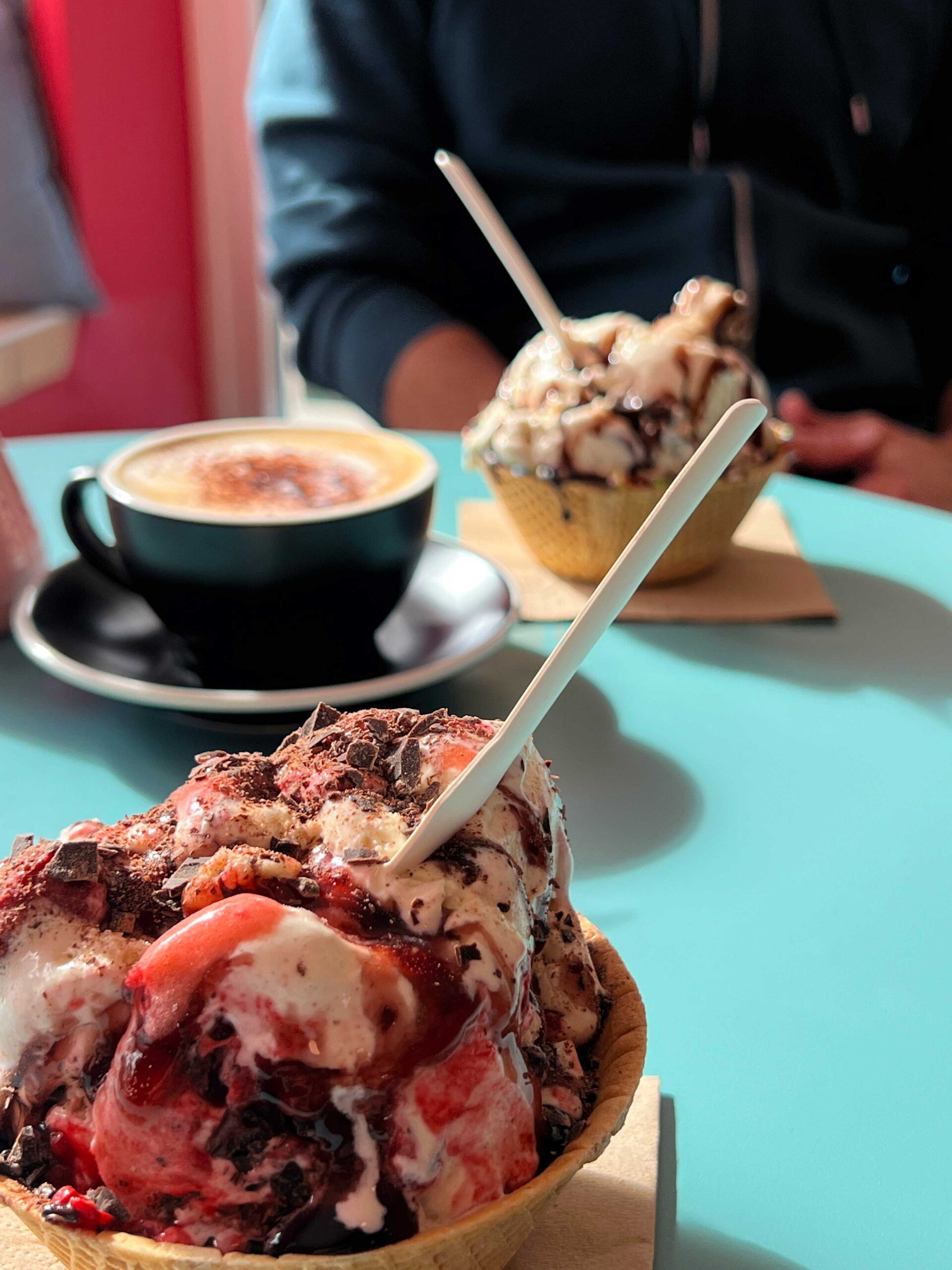 Eis_with_friends Moodbild von 2 Menschen die jeweils ein Eisbecher essen und dazu eine Tasse Kaffee trinken