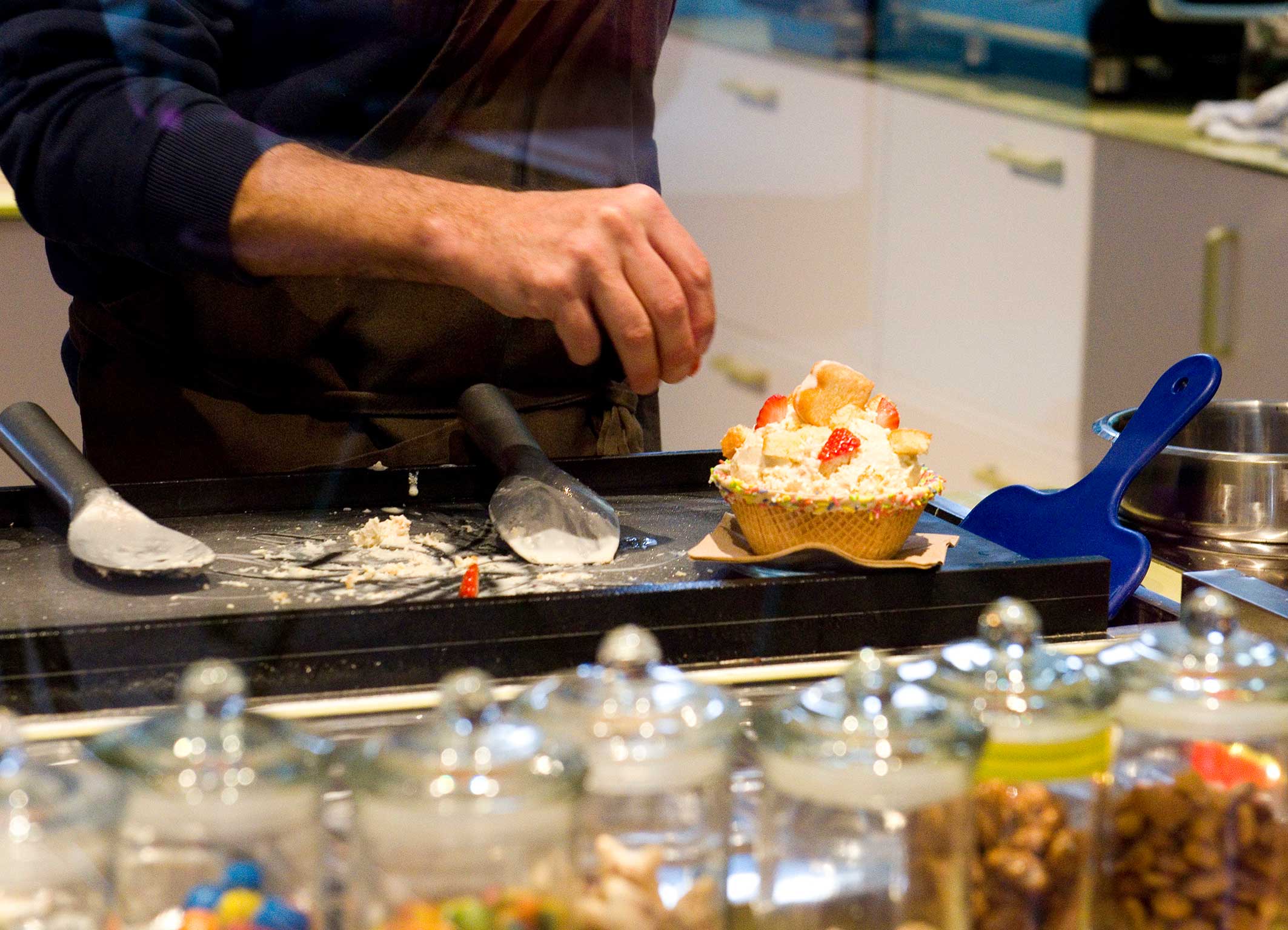 Der Hausbecher Yellow-Cake wird mit frischen Erdbeeren verziert